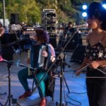 Artistas tocando em shows