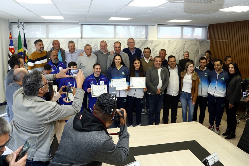 Vídeo: Auricchio homenageia atletas medalhistas de S.Caetano e alfineta Sto.André