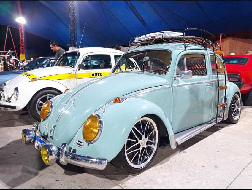 Fusca exposto em evento automobilístico