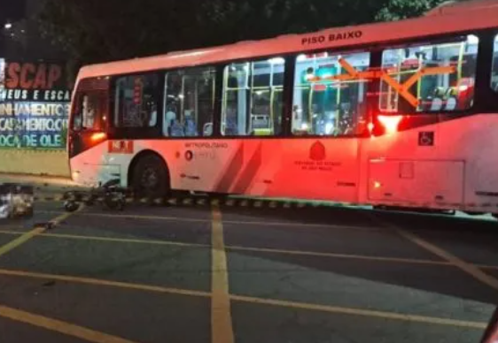 Dois jovens perdem a vida ao baterem moto em ônibus em São Bernardo