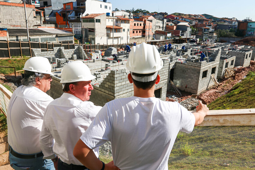 Orlando Morando vistoria construção 120 apartamentos no Alvarenga