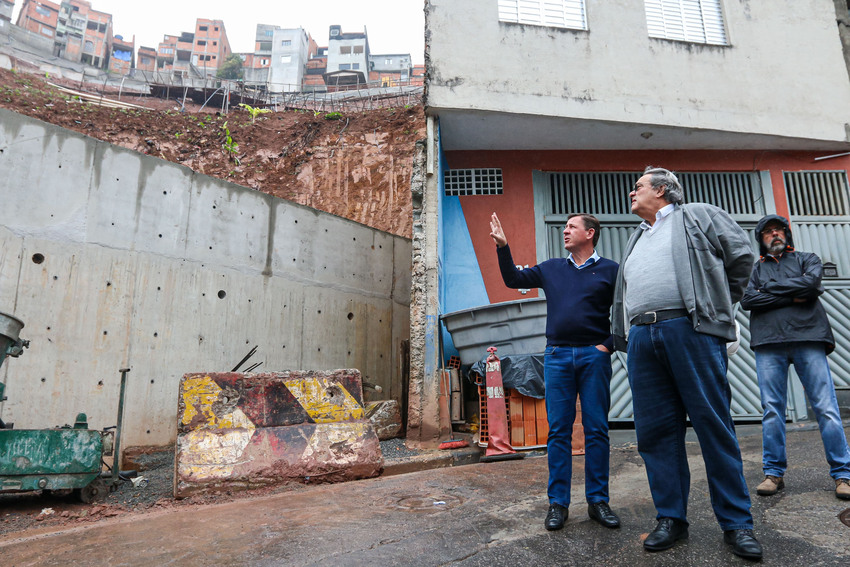 Orlando Morando acompanha obra de encosta na Rua da Bica