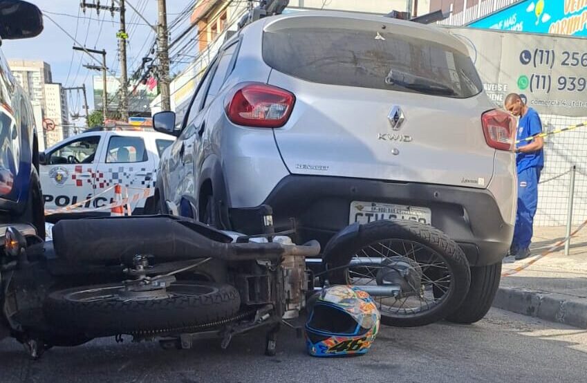 moto colide com carro