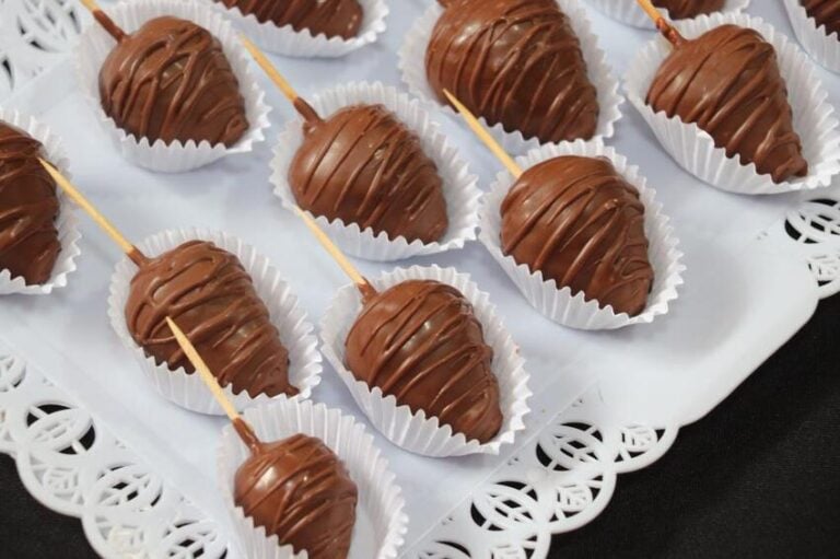 Morangos cobertos com chocolate.
