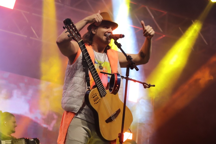 Vídeo: Falamansa interage com público e alegria contagia Festival em Ribeirão Pires