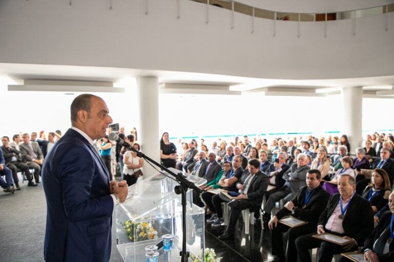 Prefeitura condecora personalidades de S.Caetano com Medalha Di Thiene