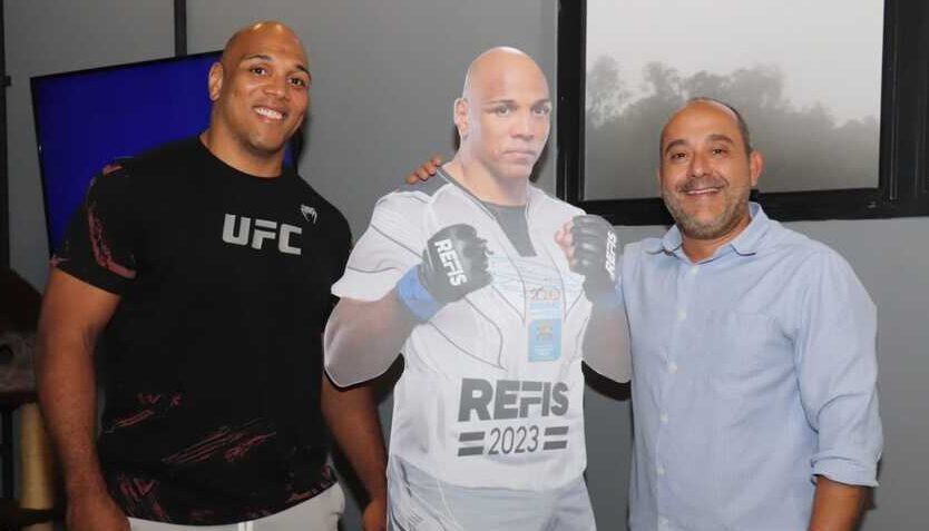 Vídeo: Campeão do UFC e natural de Ribeirão Pires, Pezão visita  Guto Volpi