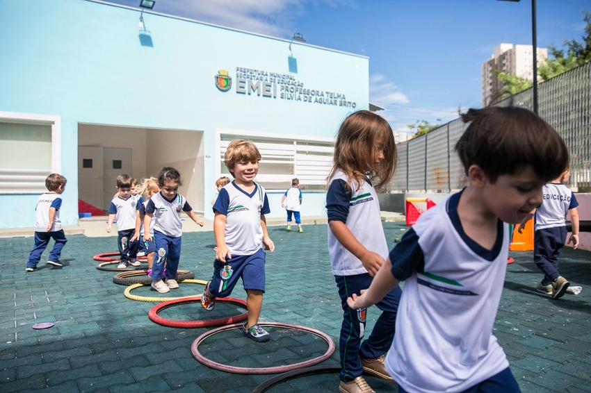 Crianças Brincando em escola