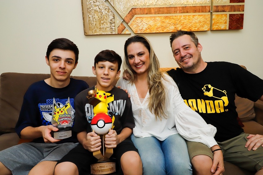 Campeão Munidla de Pokémon e sua família