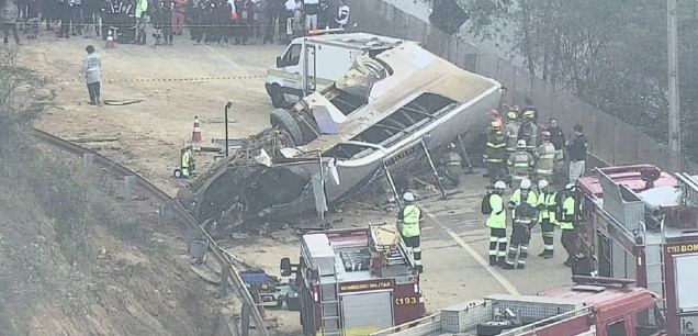 Ônibus com torcedores do Corinthians capota e deixa 7 sem vida