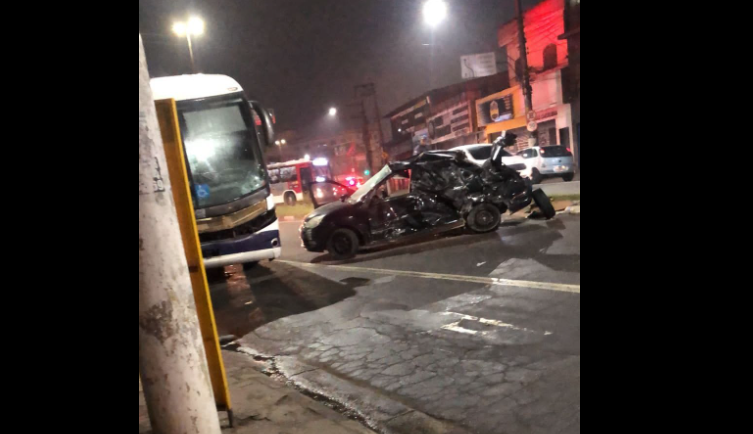 Homem com carro roubado colide com ônibus e morre em Mauá