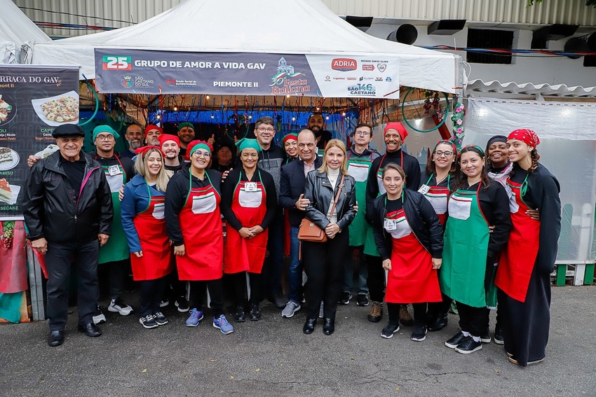 Auricchio com voluntários na Festa Italiana