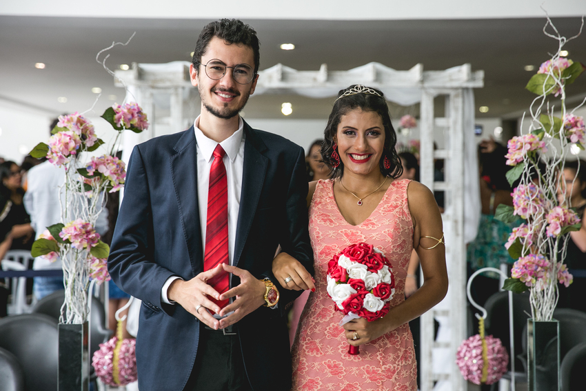 casal durante casamento comunitáro