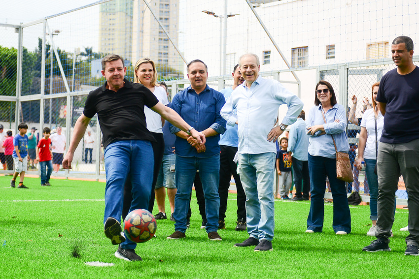 Orlando Morando chuta bola na Praça Parque da Vila Vivaldi 