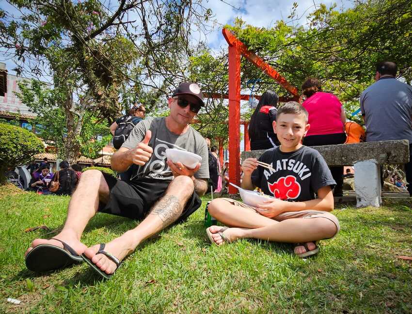 pessoas comendo comida típica japonesa no festival oriental em Ribeirão Pires 