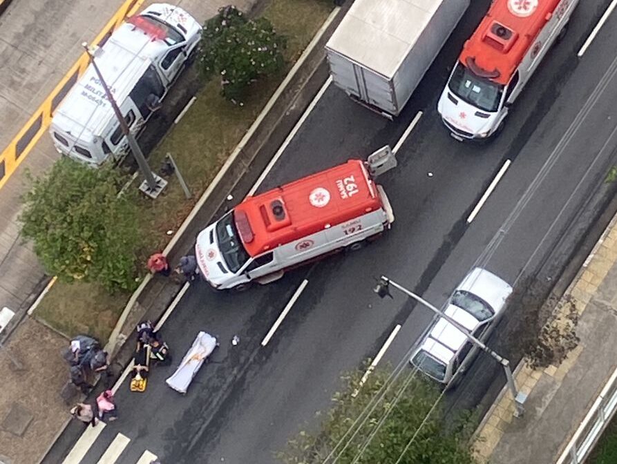 Motociclista atinge jovem na faixa de pedestre e os 2 se ferem em S.Bernardo