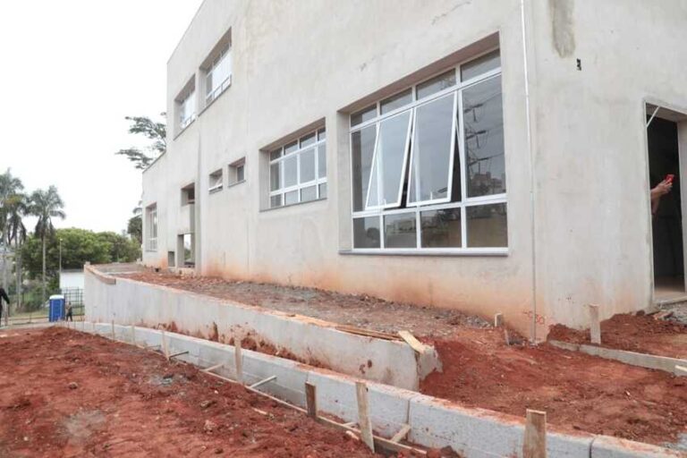 fachada do hospital veterinário em obras