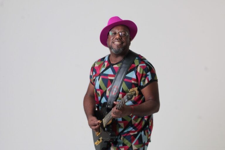 Homem Tocando Guitarra
