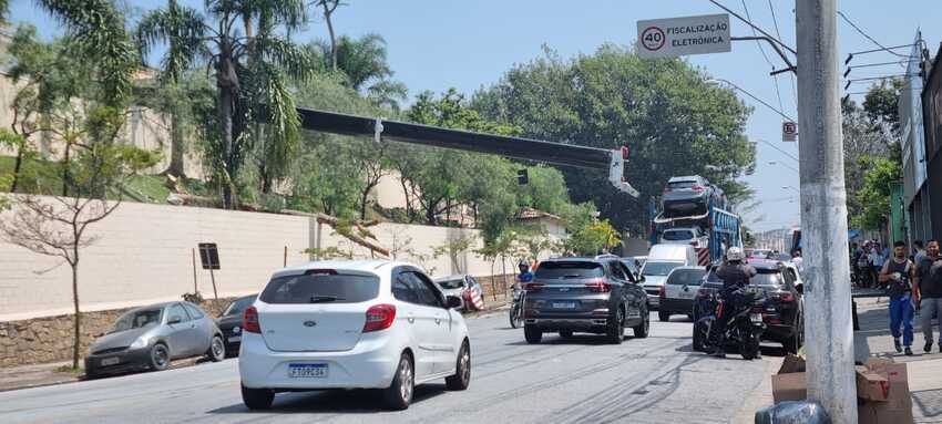 Guindaste cai, danifica carros e interdita via em São Bernardo; Veja vídeo