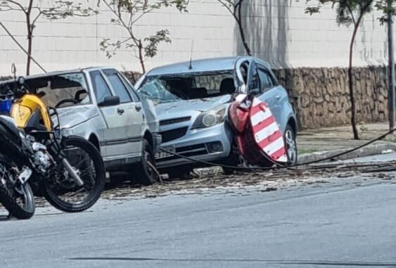 queda de guindaste em carros