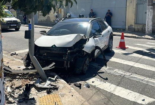 Durante fuga na avenida Lions, ladrão bate veículo roubado em Sto.André