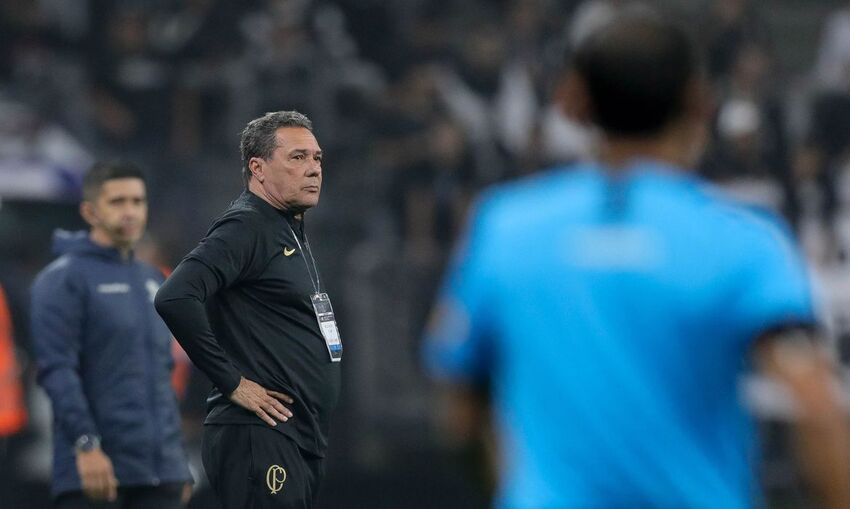 Corinthians demite técnico Vanderlei Luxemburgo