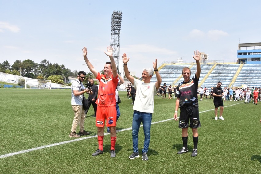 Sto.André arrecada alimentos e brinquedos em jogo de futebol beneficente