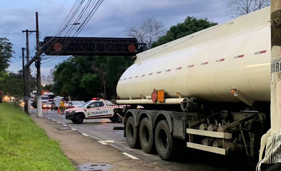 Acidente entre moto e caminhão deixa uma vítima em Diadema