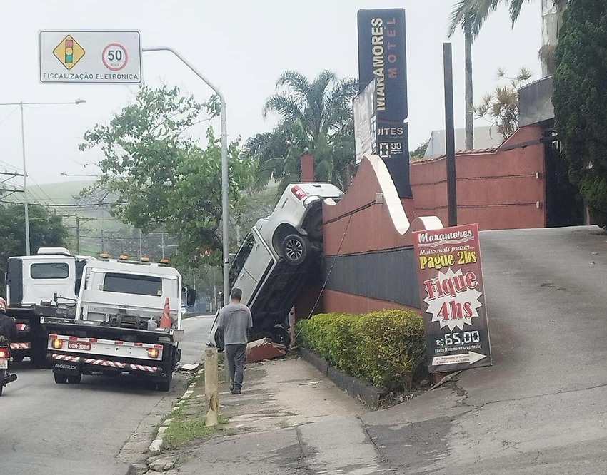 Motorista capota carro ao deixar motel em Ribeirão Pires