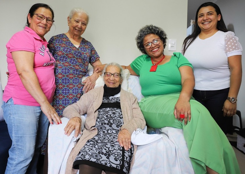 Vice-prefeita visita diademense de 102 anos