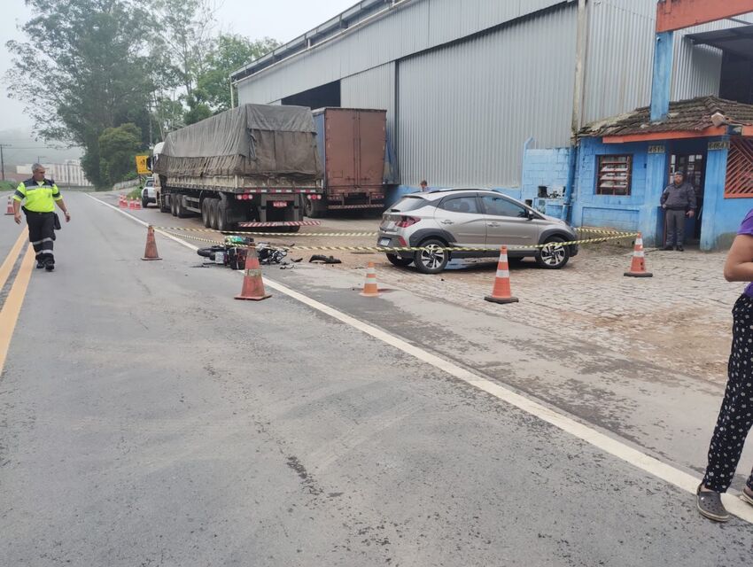 Motociclista é resgatado em estado grave após colisão em Ribeirão Pires