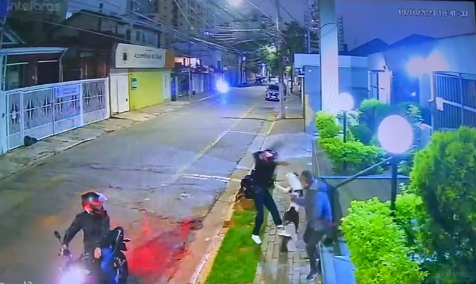 Cão salva tutor durante tentativa de assalto em Santo André; Veja vídeo