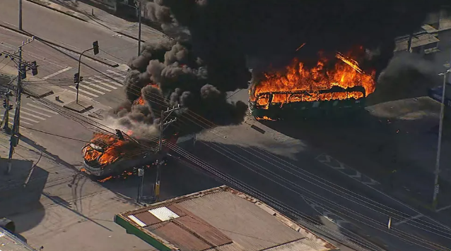 Rio de Janeiro tem dia de terror após 35 ônibus incendiados