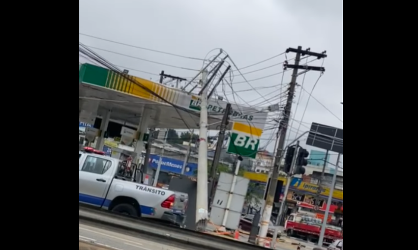 Ônibus colide com poste em Diadema, condutor foge, mas é achado na Anchieta