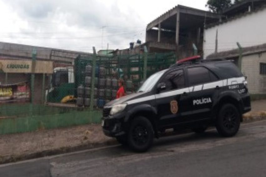 Homem é encontrado morto enrolado em tapete na mata