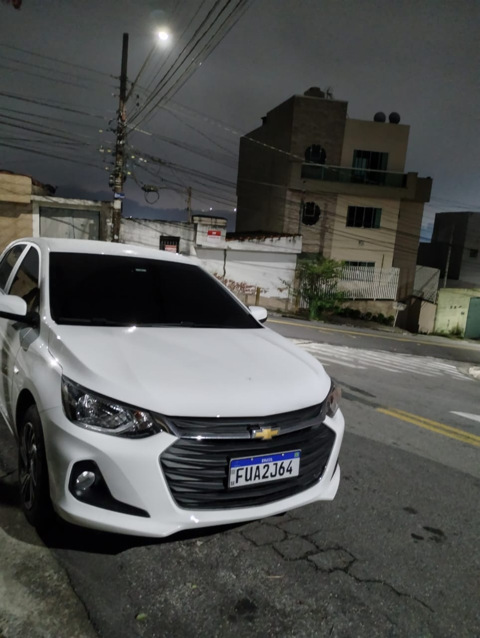 Moradores fotografam carro oficial da Prefeitura na frente da casa do secretário