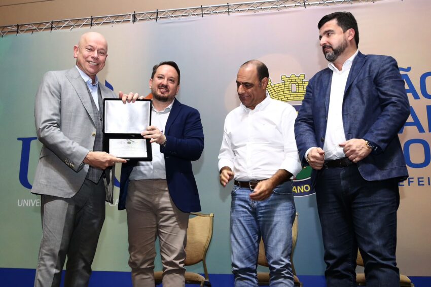 USCS presta homenagem a professores e a servidores com palestra de Leandro Karnal