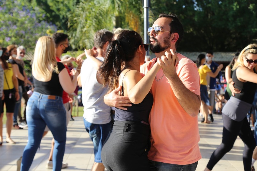 pessoas dançando forró