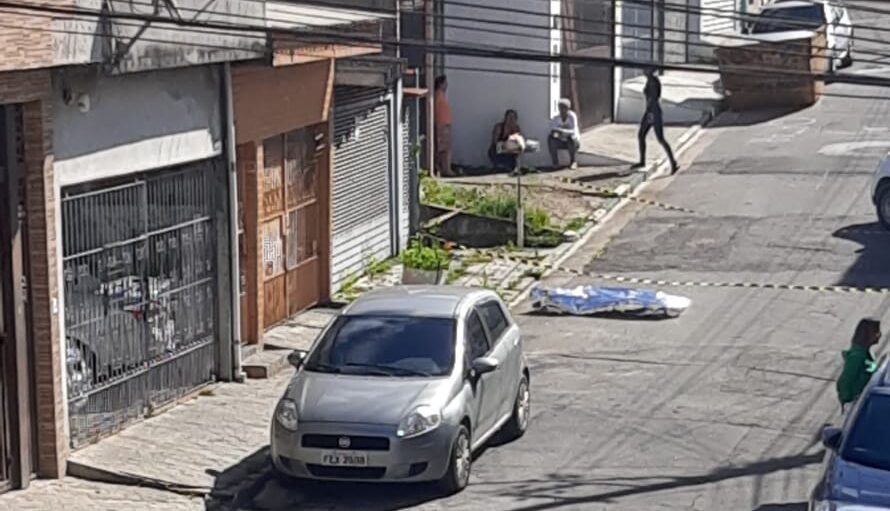 homem sem vida na rua