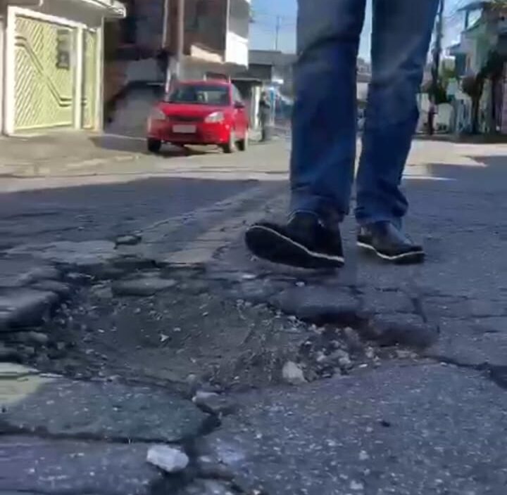 rua Miguel Agnello, em Mauá, cheia de buracos