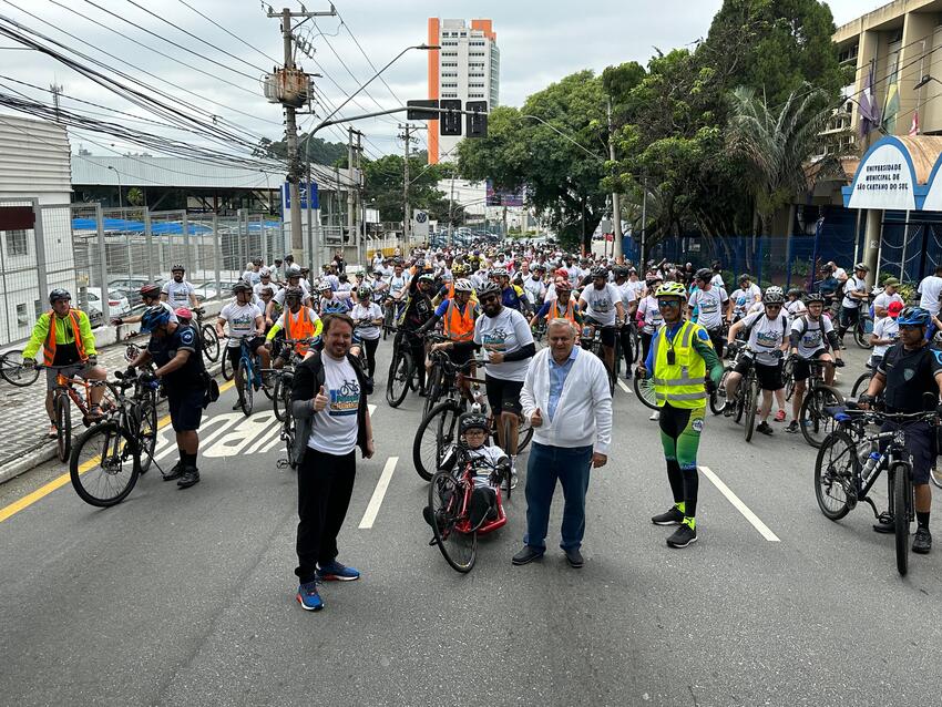 Leandro Prearo e cliclistas