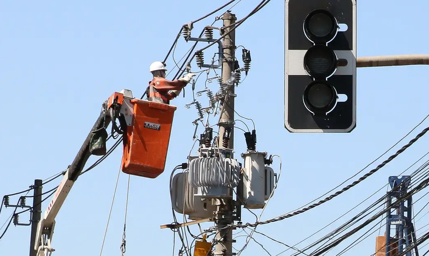 enel - funcionário no poste de energia