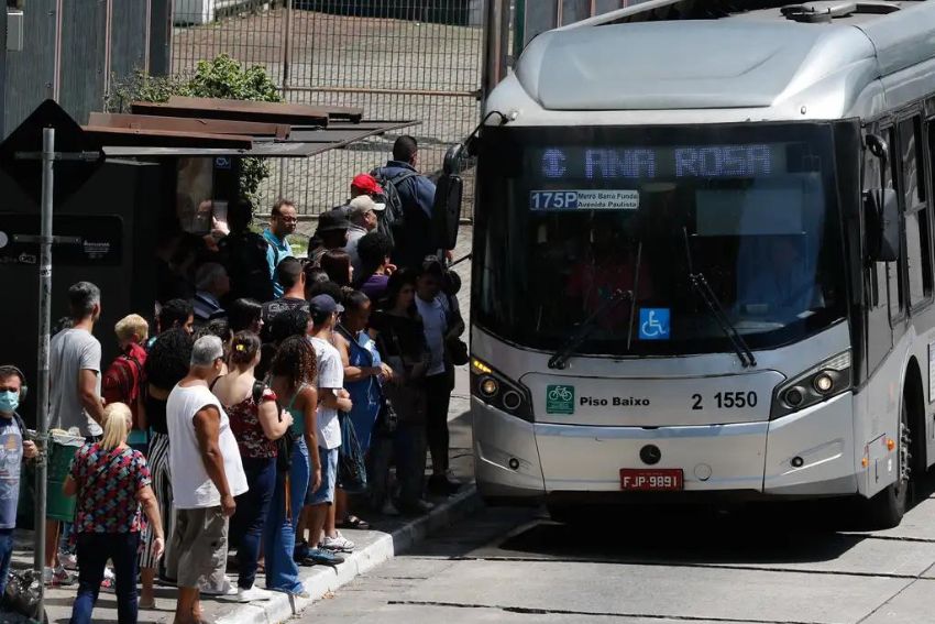 Motorista de ônibus aposentado é baleado em meio a campanha de sindicato