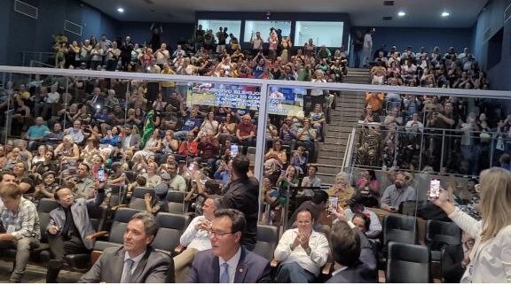 Sessão em homenagem a ‘Bolsonaros’ tem invasão de petista e críticas de vereador