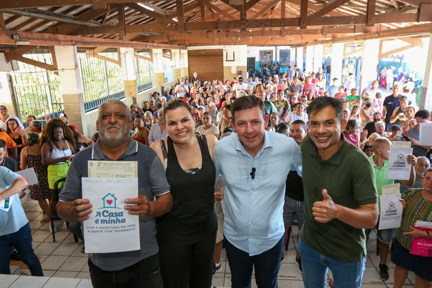 Orlando Morando entrega 359 escrituras no Jd. Laura, região do Alvarenga