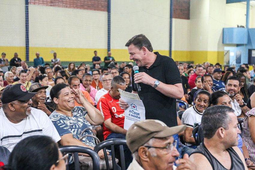 Orlando Morando entrega escrituras a 247 famílias do Sítio Bom Jesus