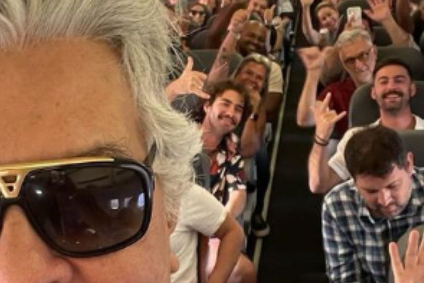 Show aéreo? Sidney Magal canta para passageiros em voo