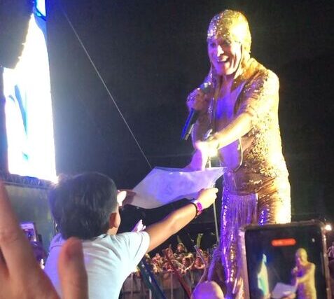 Garotinho de 7 anos rouba a cena em show de Ney Matogrosso em S.Caetano