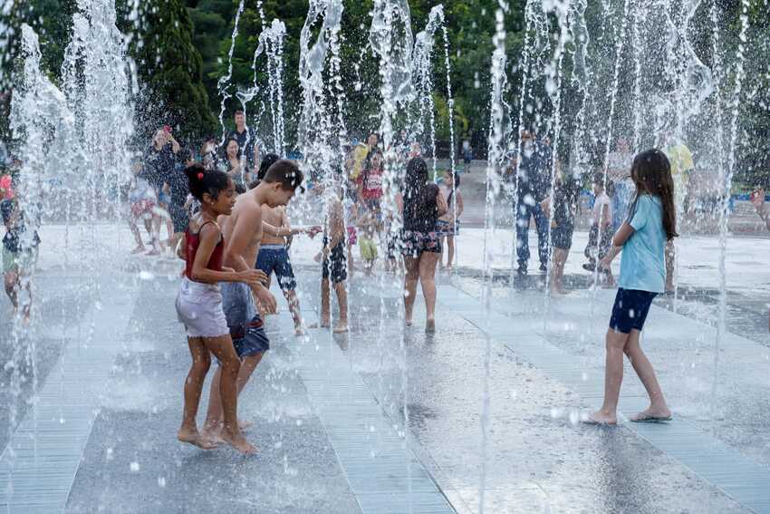 Em S.Caetano, Chico Mendes agora tem chafariz interativo para refrescar criançada