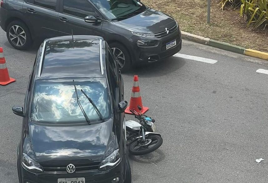 moto debaixo de carro